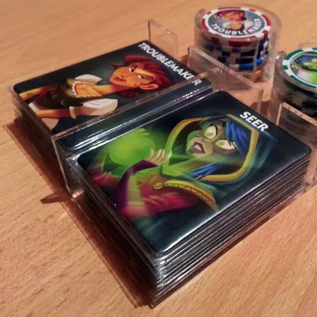 Holder for original cards (sleeved) and custom poker-chips tokens. Laser cut and engraved (on bottom) in 3mm acrylic; it perfectly fits the original ONUW box!