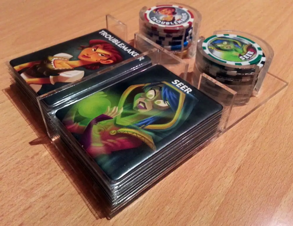 Holder for original cards (sleeved) and custom poker-chips tokens. Laser cut and engraved (on bottom) in 3mm acrylic; it perfectly fits the original ONUW box!