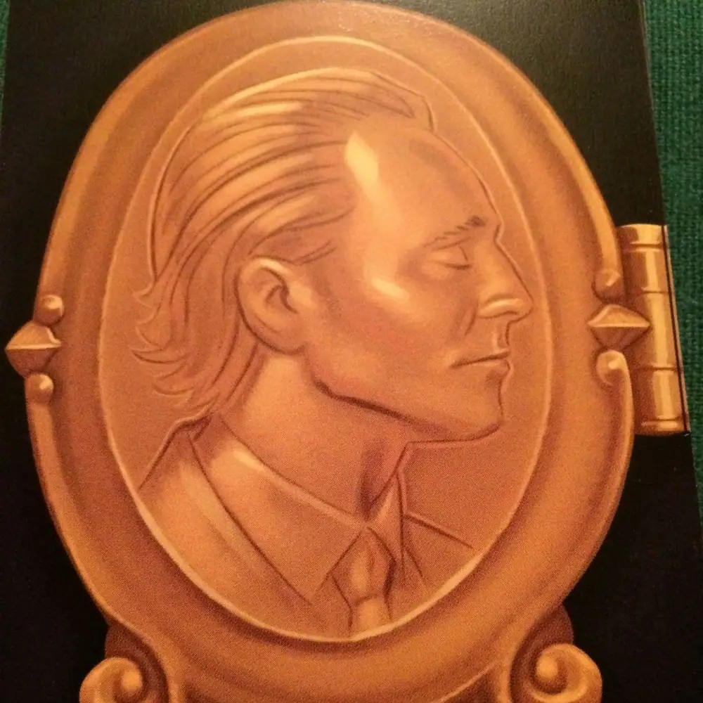 Back of the "Papa" cards.  To me this looks like Tom Hiddleston.  What do you think?