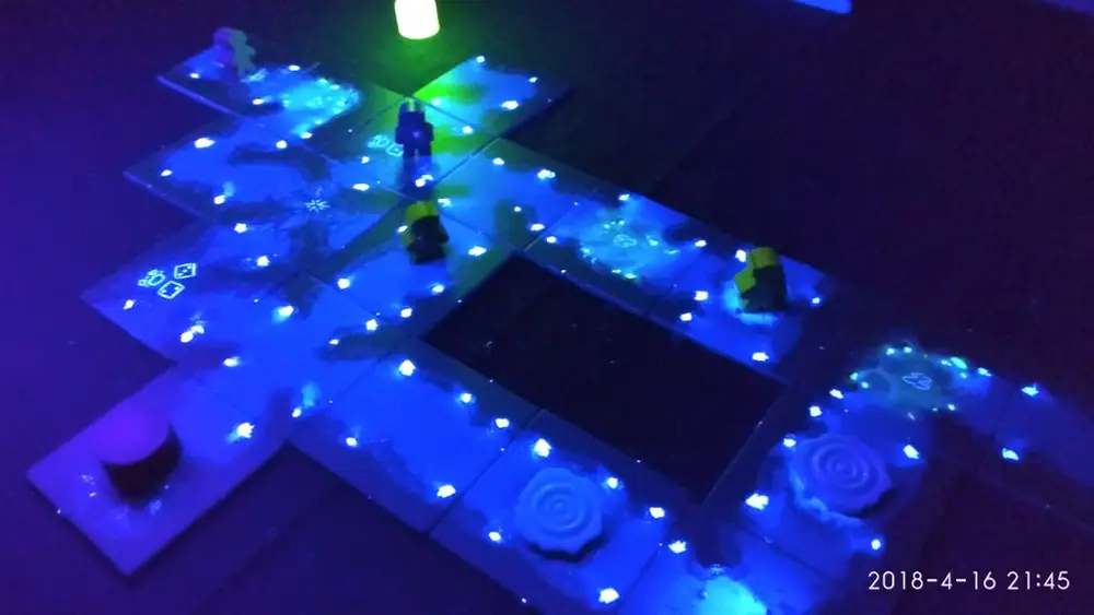 Gamenight with blacklight, glowsticks and headlamps