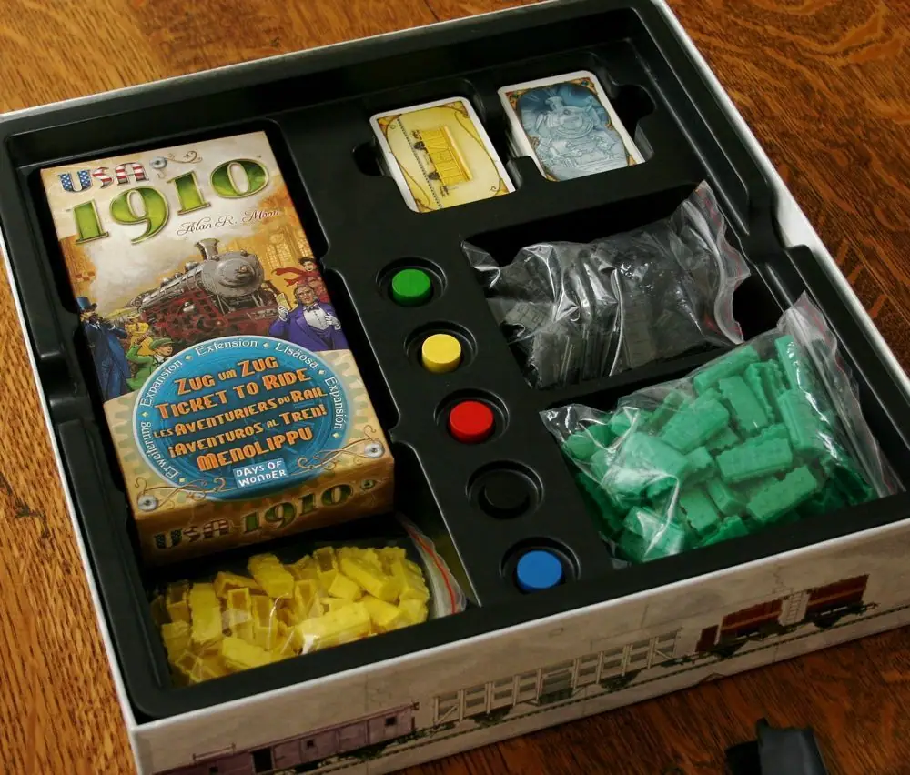 TTR modified box with TTR:1910 cardboard edition fitting in box