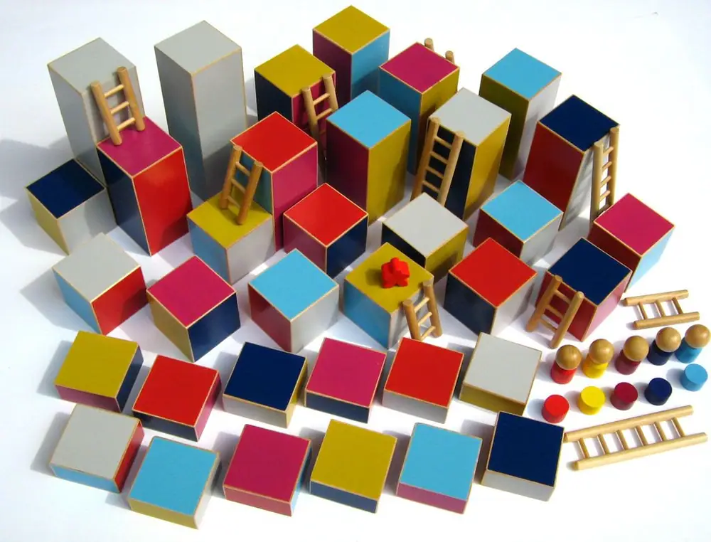 All the components - carc meeple to compare the size