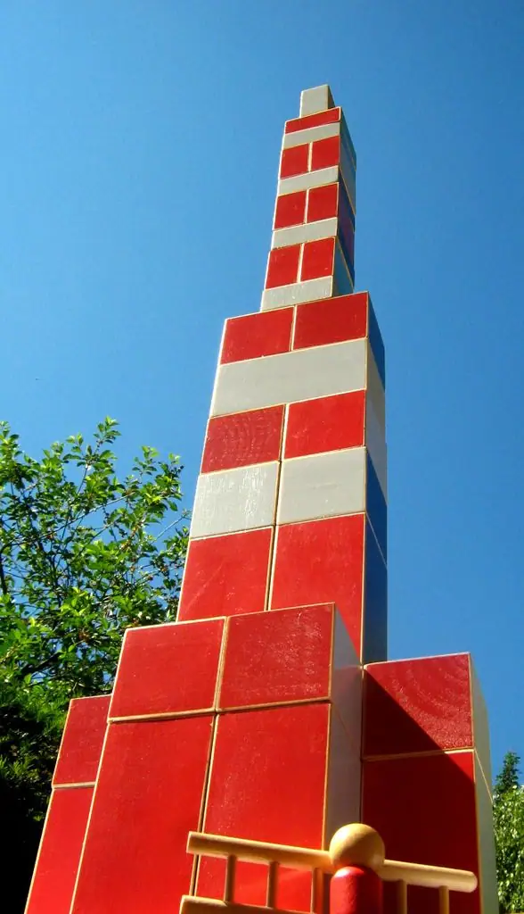 Players can start building a rather spectacular "tower", but you don`t have too many options to move blocks and climb then ...