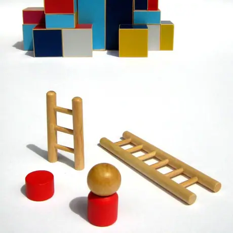 Pawn, blocking stone, short ladder, long ladder: All you have as a player. And ladders can used only once in the whole play! In the background: The challenge.