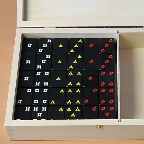 Hanabi Deluxe, ABACUSSPIELE, 2013 – production sample of the box with the tiles in place (image provided by the publisher)